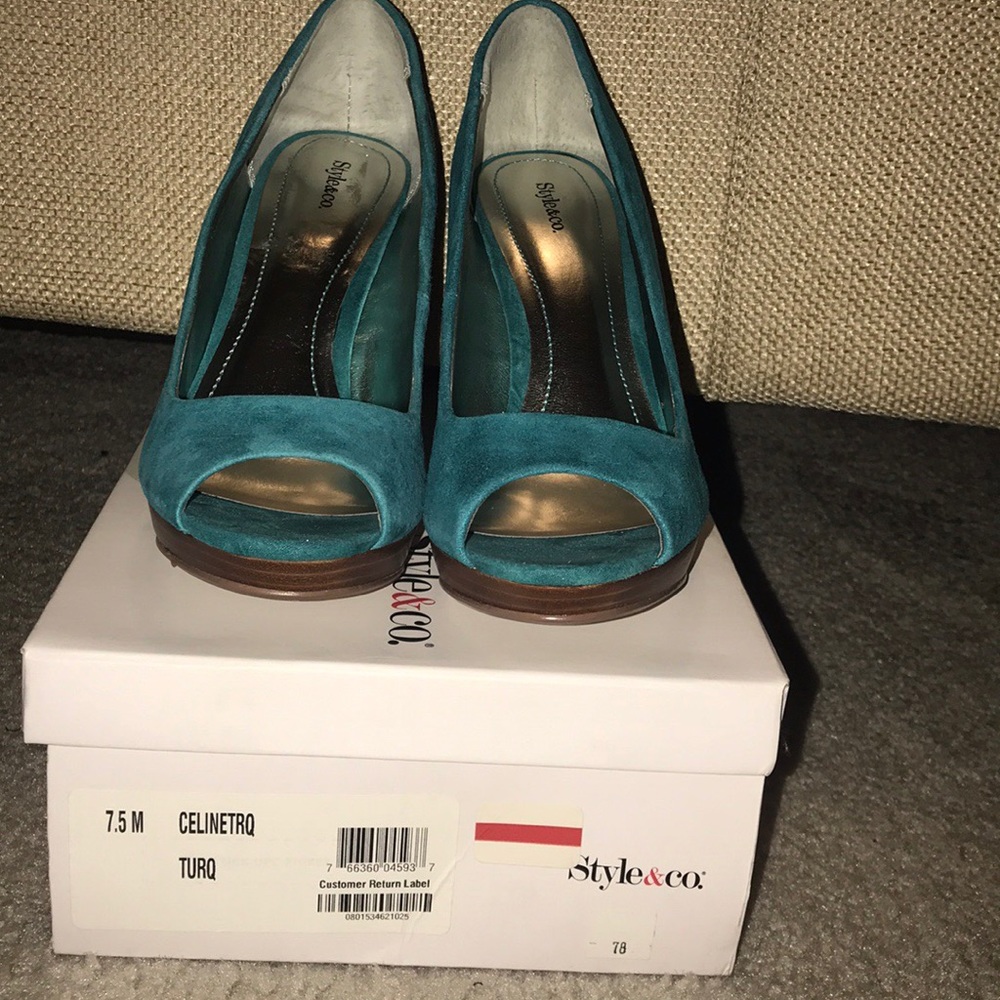 Never worn peep toe pump